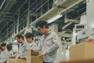 自社で在庫管理や発送作業をすると、注文数に関係なく人件費などの固定費が発生する 自社で在庫管理や発送作業をすると、注文数に関係なく人件費などの固定費が発生する