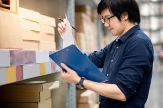 ECサイト商品の在庫管理や賞味期限管理を、アナログ・Excelで実施していると煩雑なうえミスも頻発する… ECサイト商品の在庫管理や賞味期限管理を、アナログ・Excelで実施していると煩雑なうえミスも頻発する…
